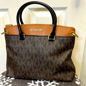 Michael Kors purse.missing shoulder strap.smoke free home